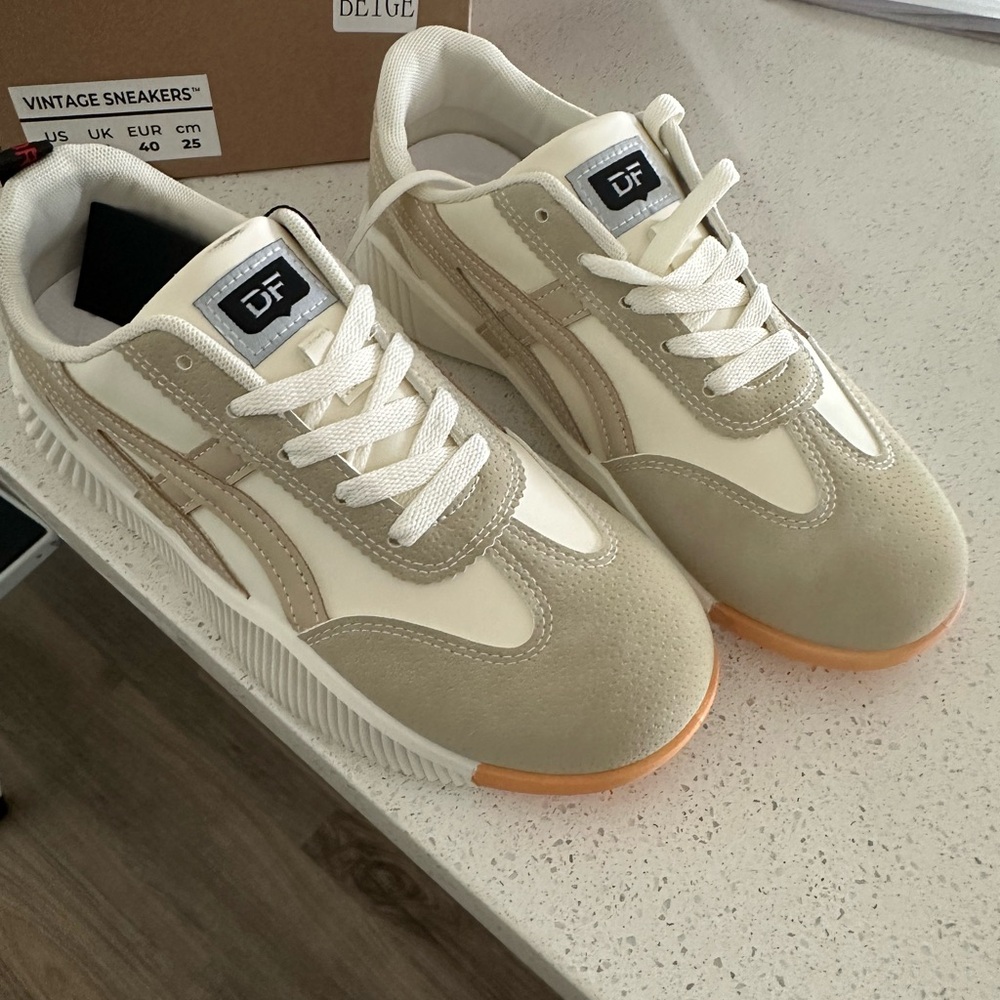 De Florence Beige and White Sneakers with Gum Sole